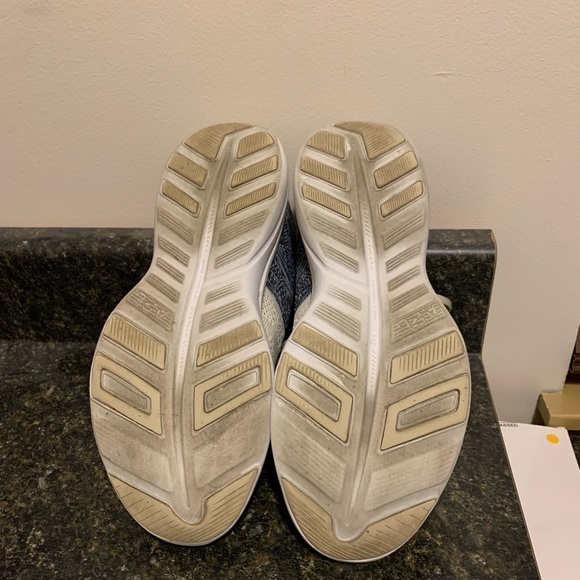 Women’s APL athletic shoes. - Picture 6 of 7